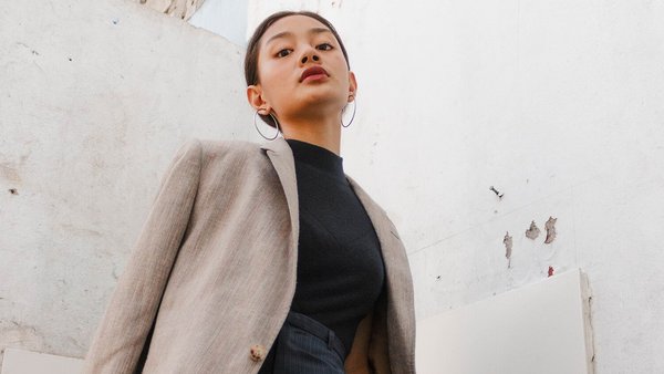 Δυναμική γυναίκα κοιτάει την κάμερα – διαπραγμάτευση για αύξηση μισθού   Δυναμική γυναίκα κοιτάει την κάμερα – διαπραγμάτευση για αύξηση μισθού