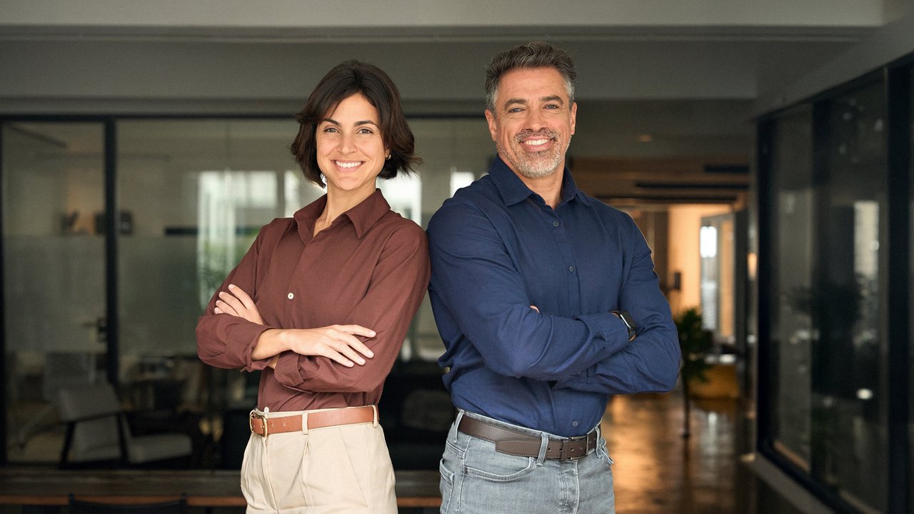 Δύο οικονομικοί σύμβουλοι στο γραφείο