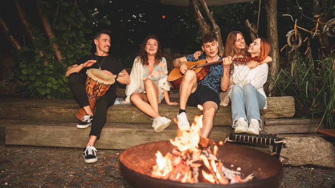 Νέοι κάθονται γύρω από φωτιά - Vanlife και περιπέτεια