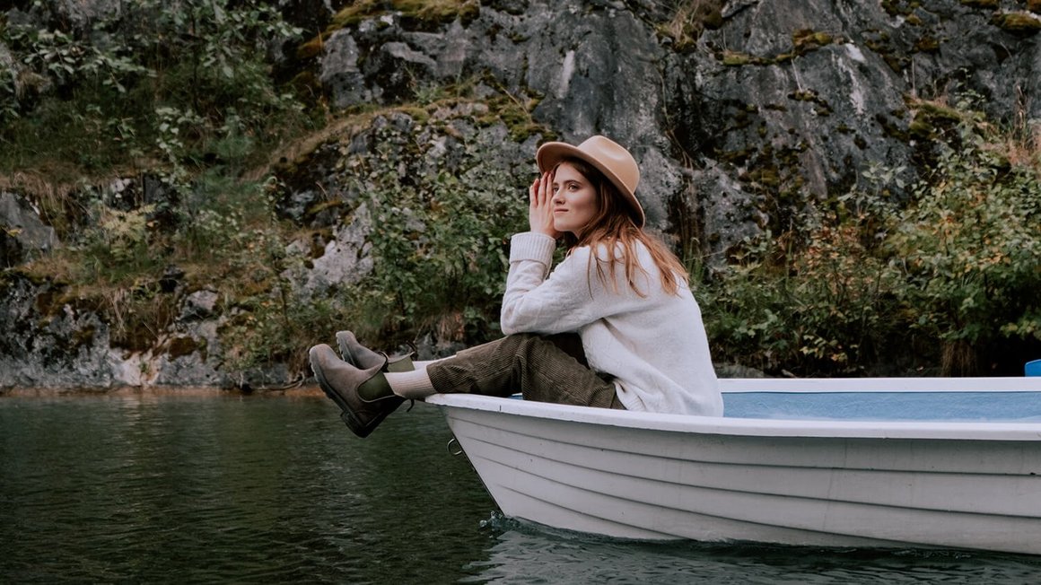 Γυναίκα κάθεται σε βάρκα – Ταξίδι στο εξωτερικό 