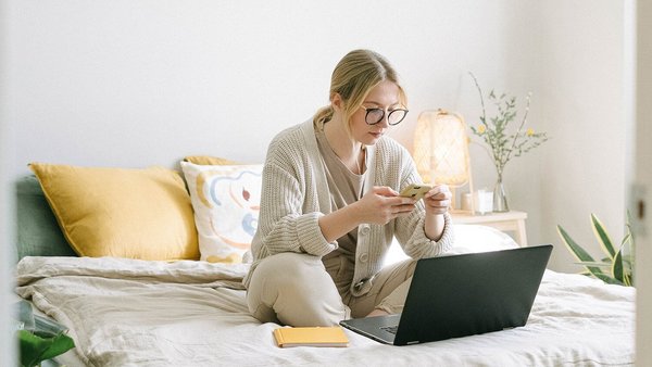 Γυναίκα στο κρεβάτι – ιδιωτική σύνταξη  Γυναίκα στο κρεβάτι – ιδιωτική σύνταξη