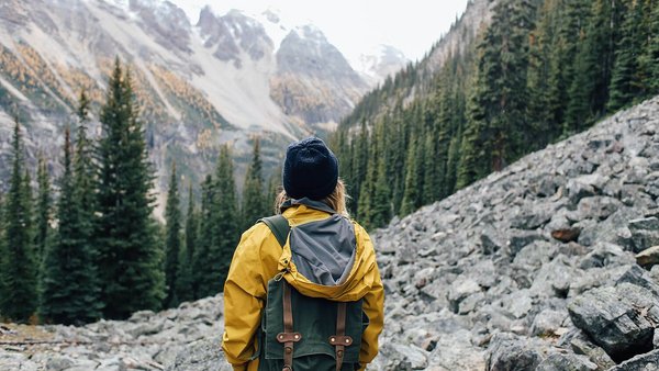 Άτομο κοιτά μπροστά στην περιήγηση - Backpacking Άτομο κοιτά μπροστά στην περιήγηση - Backpacking
