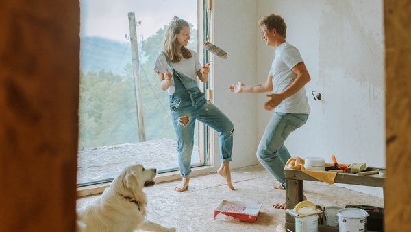 Ζευγάρι χορεύει μαζί με σκύλο στο νέο σπίτι – Χρηματοδότηση κατασκευής 
