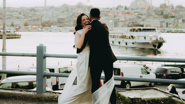 Νύφη και γαμπρός αγκαλιάζονται και γελάνε – Οργάνωση Γάμου 
