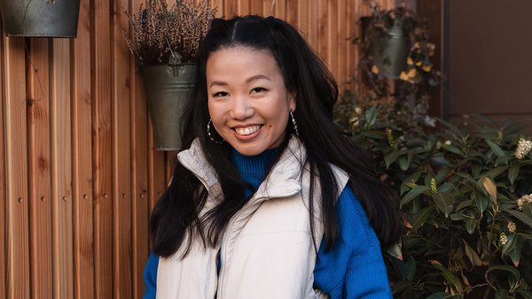 Mladá žena usmívající se do kamery