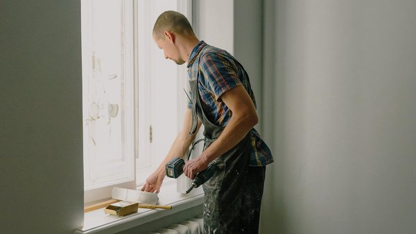 Άντρας επισκευάζει ένα παράθυρο – ιδιωτική ασφάλιση αναπηρίας 