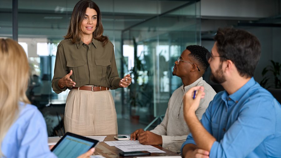 Η ομάδα οικονομικών στην αίθουσα συσκέψεων 