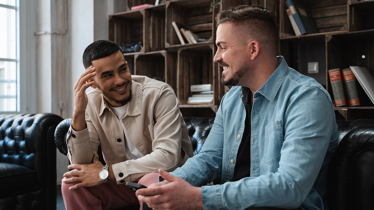 Η νέα γενιά και οι συντάξεις Δύο φοιτητές κάθονται σε καναπέ και συζητάνε