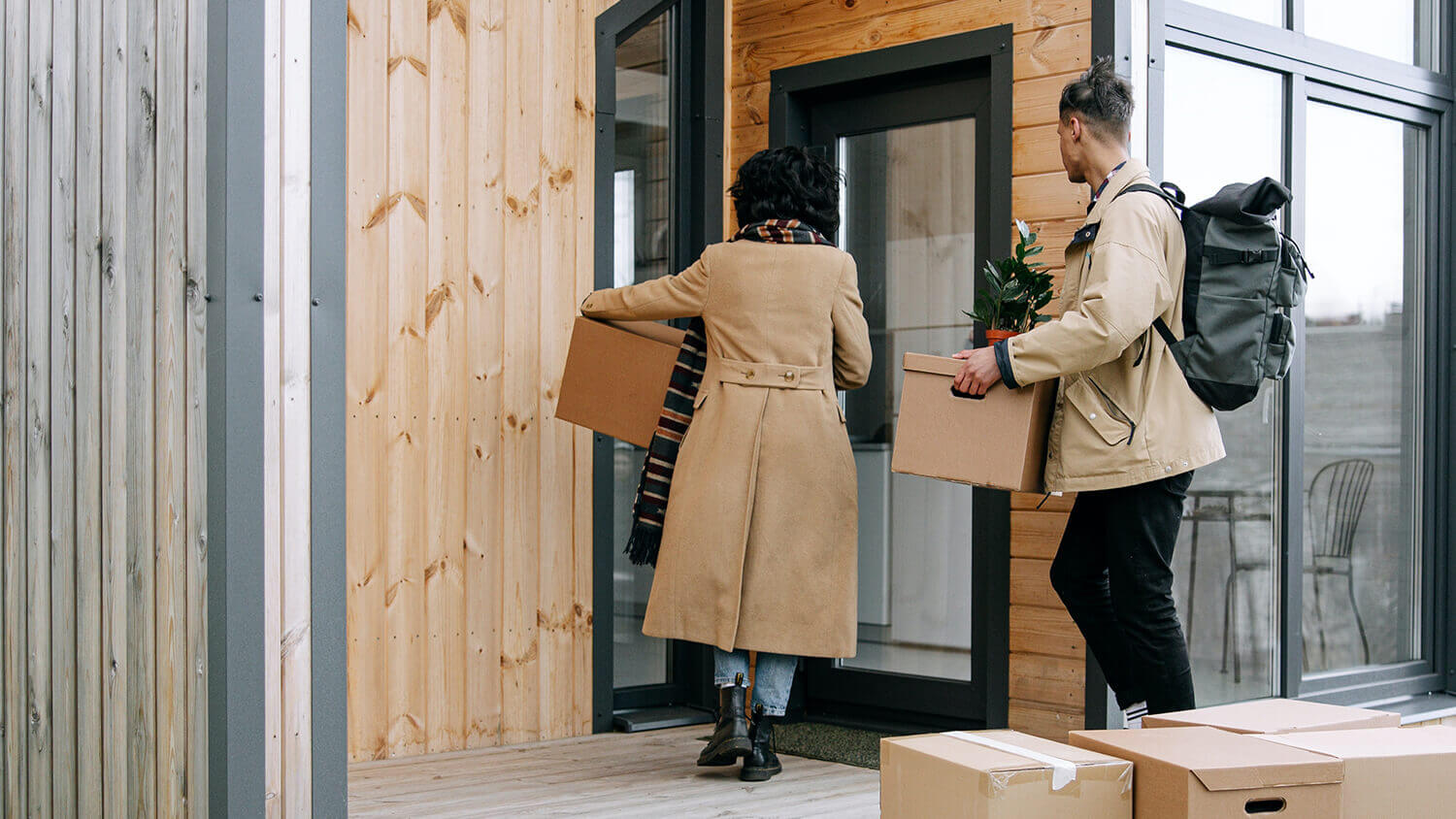 Ζευγάρι μετακομίζει στο πρώτο του ιδιόκτητο ακίνητο Ζευγάρι μετακομίζει στο πρώτο του ιδιόκτητο ακίνητο