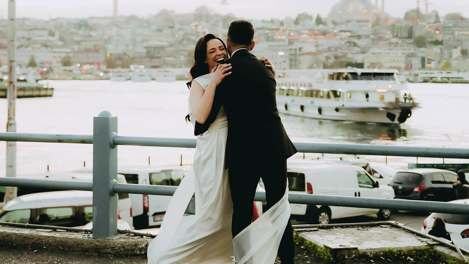 Νύφη και γαμπρός αγκαλιάζονται και γελάνε – Οργάνωση Γάμου 