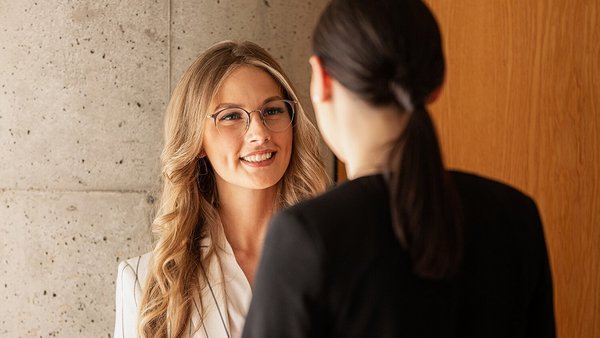 Υποψήφιος με γυαλιά μιλάει σε οικονομικό σύμβουλο της OVB