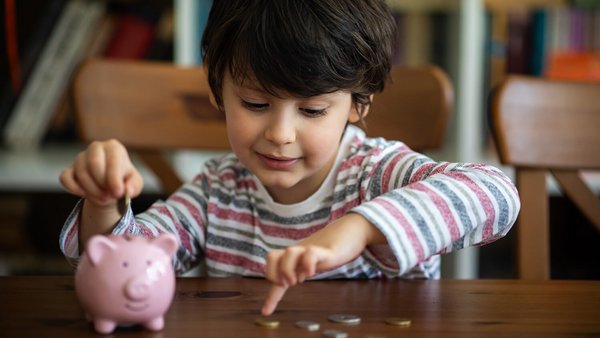 Παιδί με κουμπαρά και κέρματα – μηνιαία πάγια έξοδα στο νοικοκυριό 
