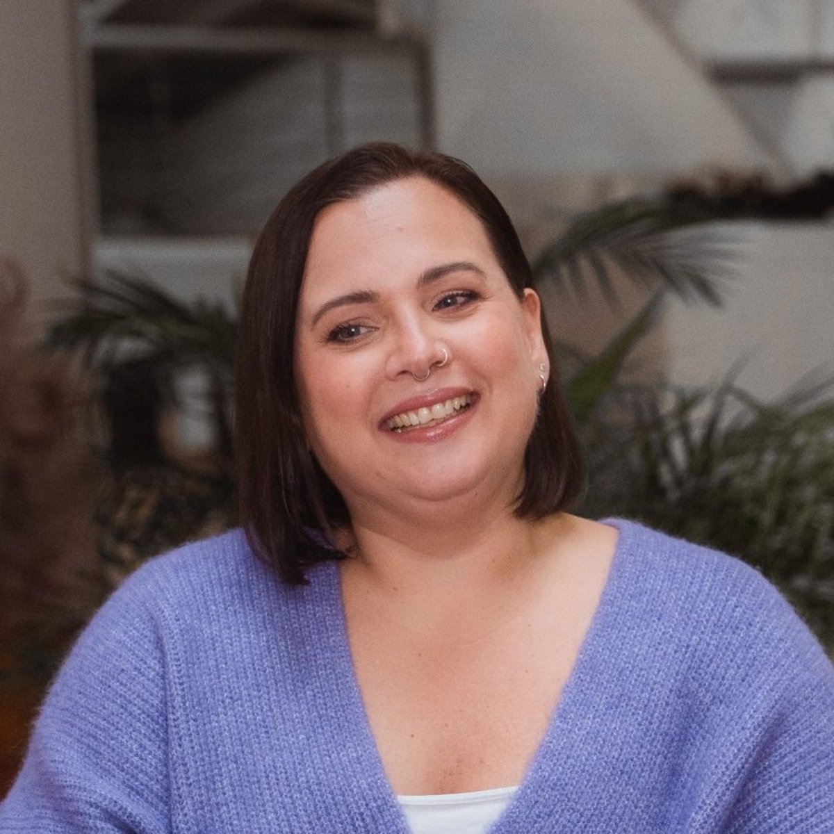 Συνάντηση δύο ατόμων σε επαγγελματικό περιβάλλον Άτομα που συζητούν σε χώρο γραφείου, με ένα άτομο να χρησιμοποιεί tablet επάνω σε τραπέζι.