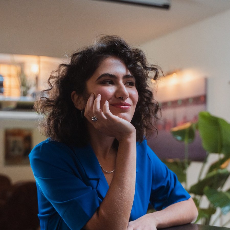 Στιγμή έμπνευσης στο εργασιακό περιβάλλον Επαγγελματίας γυναίκα σε σύγχρονο χώρο γραφείου με φυτά εσωτερικού χώρου, σε στάση σκέψης.