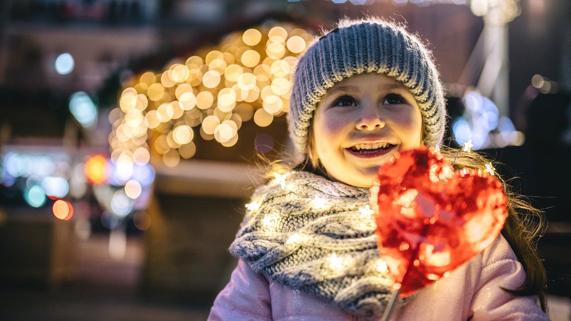 Κορίτσι με καρδιά και Χριστουγεννιάτικα φωτάκια – Σωστή επένδυση χρημάτων 