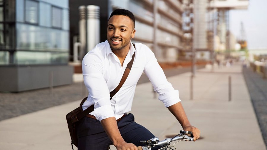 Νεαρός υποψήφιος με ποδήλατο ως οικονομικός σύμβουλος στην OVB