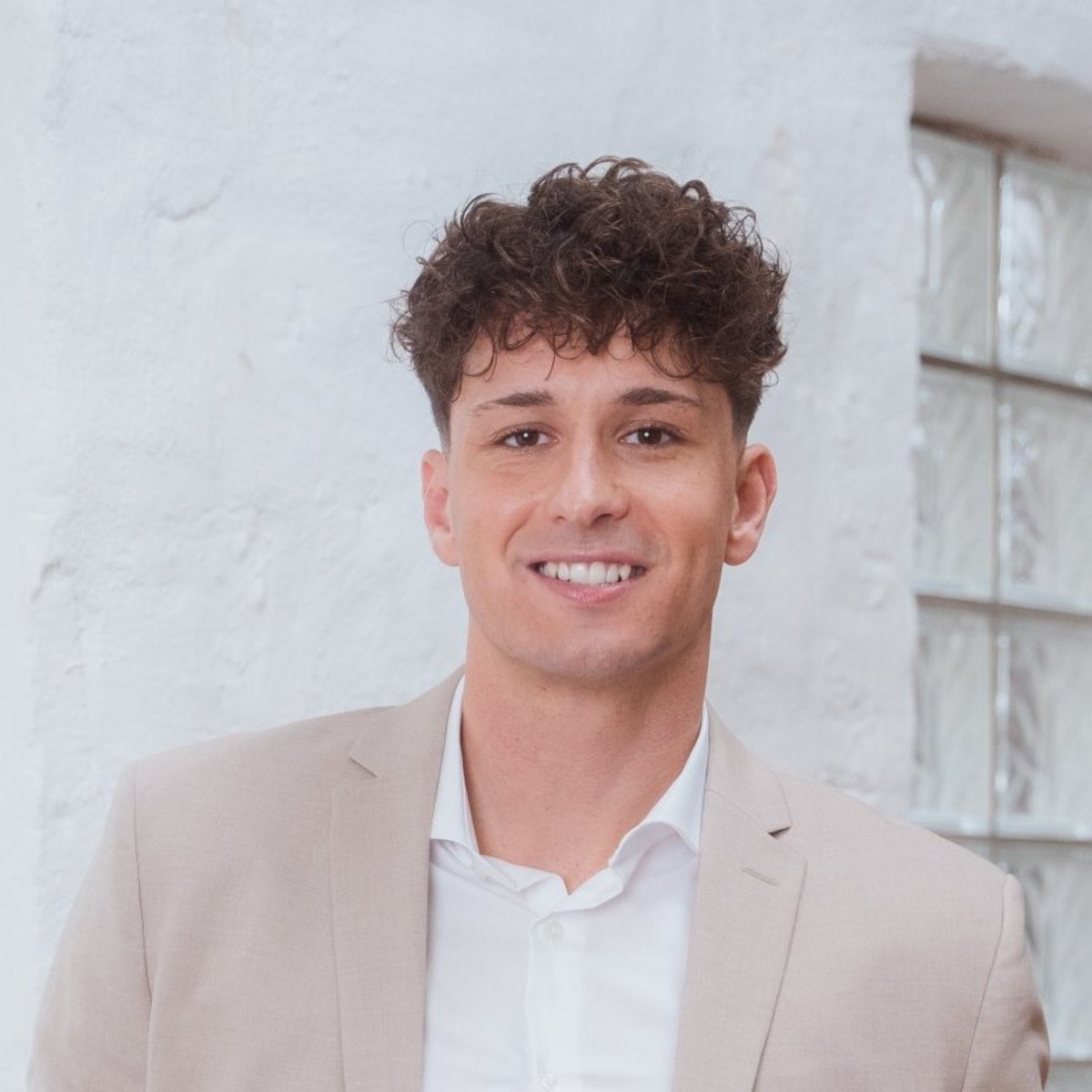 Η ομάδα των ειδικών μας Επαγγελματίας σύμβουλος με επίσημη ενδυμασία, εκπροσωπώντας την αξιοπιστία και την προσωπική εξυπηρέτηση της εταιρείας.