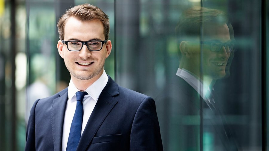 Χαμογελαστός υποψήφιος με γυαλιά ως οικονομικός σύμβουλος στην OVB