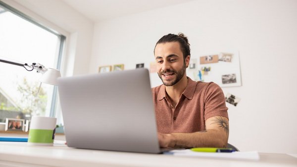 Εργασία από το σπίτι, άντρας σε φορητό υπολογιστή – Γραφείο στο σπίτι στην OVB